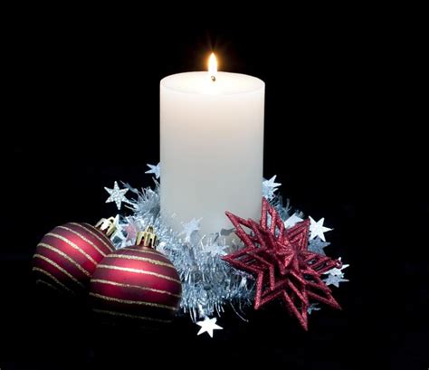 Photo of christmas candle and ornaments | Free christmas images