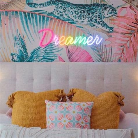 5 Chic Bedroom Design Ideas You Can Try With Neon Signs - Daily Dream Decor