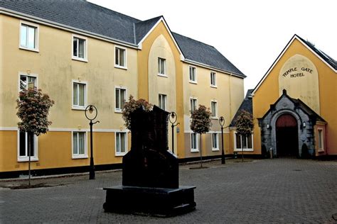 Ennis - Temple Gate Courtyard & Hotel © Joseph Mischyshyn cc-by-sa/2.0 :: Geograph Ireland