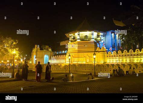 Sacred city of kandy hi-res stock photography and images - Alamy