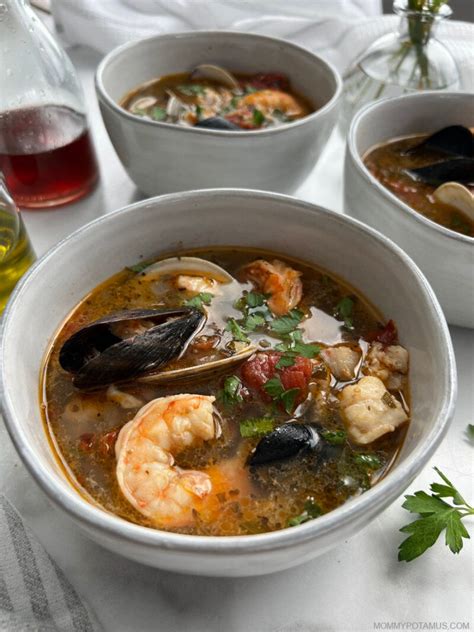 Easy Cioppino Recipe (Seafood Stew)