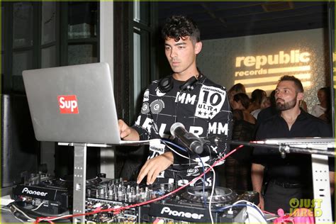 Photo: nick jonas selena gomez whisper 2015 vmas party 06 | Photo ...