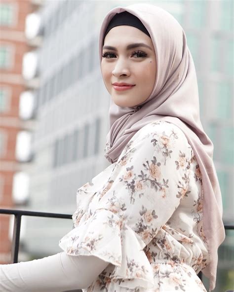 Tahun 2019 5 Artis Ini Memutuskan Untuk Berhijab Berbagi