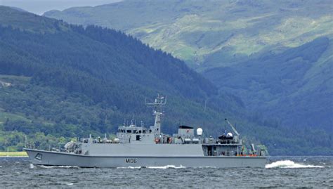 HMS Penzance in the Firth of Clyde © Thomas Nugent cc-by-sa/2.0 :: Geograph Britain and Ireland