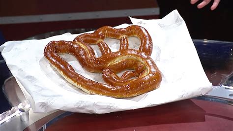 Milwaukee Pretzel Company makes giant Brewers' logo pretzel