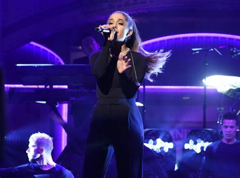 ARIANA GRANDE Performs on SNL, March 2016 – HawtCelebs