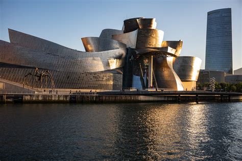 The Guggenheim Museum in Bilbao. [2000x1333][OC] : r/ArchitecturePorn