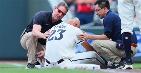 Twins' Royce Lewis suffers injury in scary collision at first base