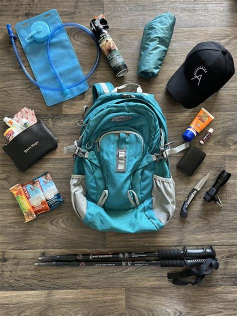 Complete list of Hiking Essentials for a Day Hike