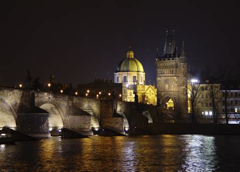 Imachen:Prague - Charles Bridge at night.jpg - Biquipedia, a ...