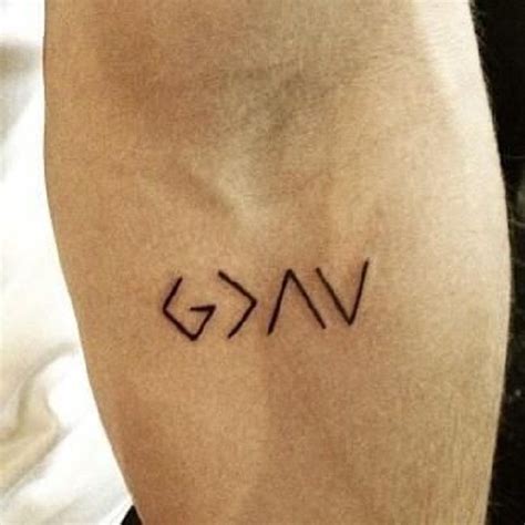 J'aimerais bien savoir si quelqu'un connais la signification de ce tatouage ? et/ou la langue ...