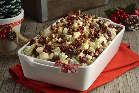 Apple and Walnut Christmas Salad | Receta | Ensalada navideña de manzana, Ensaladas navideñas ...