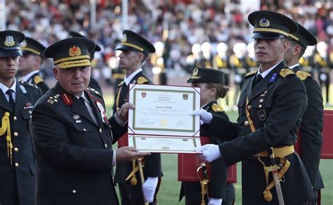 Turkish Land Forces Commander General Avsever giving his diploma to the ...