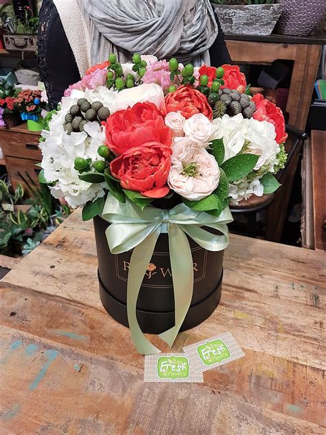 Red queen - Flower arrangement in a hat box.