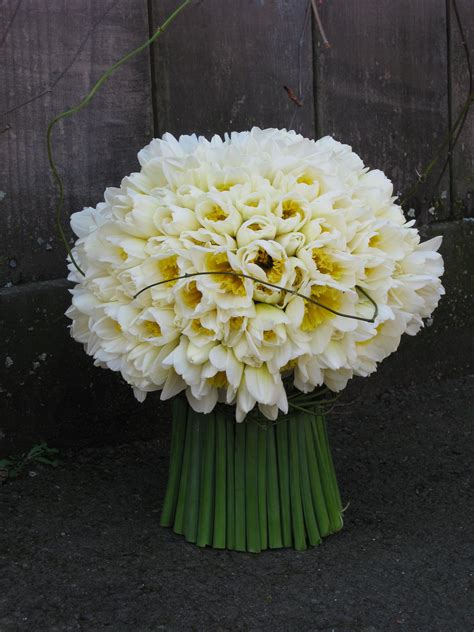 Pin by Michelle Bow on Floral Inspiration | Flower arrangements, Daffodils, Flower boutique