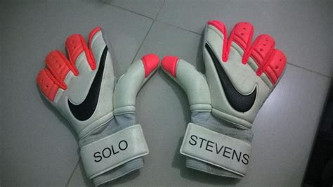 Hope Solo Stevens' goalkeeper gloves. (Twitter) | Goalkeeper gloves, Hope solo, Womens soccer