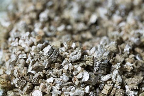 VERMICULITE HOME INSULATION: Does This Material Pose a Health Risk?