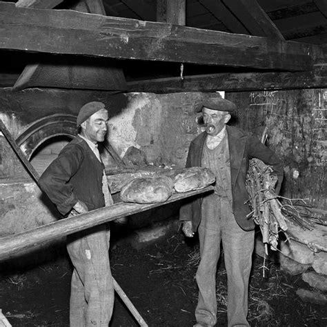 vieuxmetiers:Paysans d’Albiez le Vieux au four pour la cuisson du pain, 1959. Old Pictures, Old ...