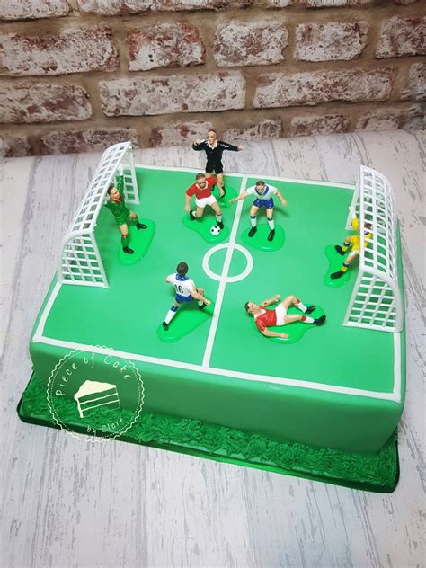 Football match / pitch birthday cake | Football pitch cake, Cake, Piece of cakes