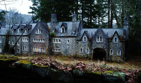 10 Abandoned and Haunted American Castles - Toptenz.net