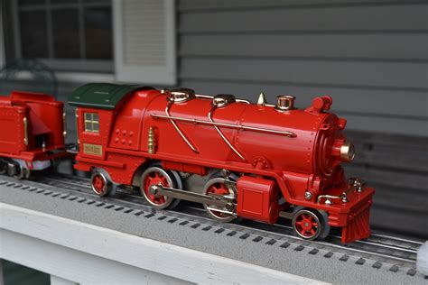 The locomotive from a Lionel Corporation Tinplate Christmas Train....classy! | Model trains ...