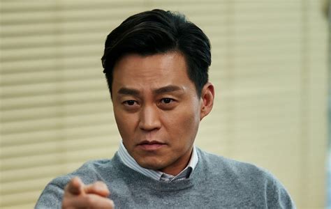 'Dr. Park's Clinic' star Lee Seo-jin to lead Korean remake of 'Call My Agent!'