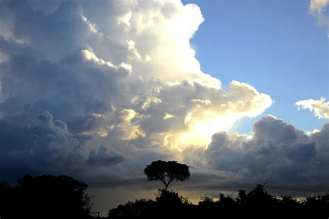 Dark Clouds And Sunrise Sky With Sun And Rays - HooDoo Wallpaper