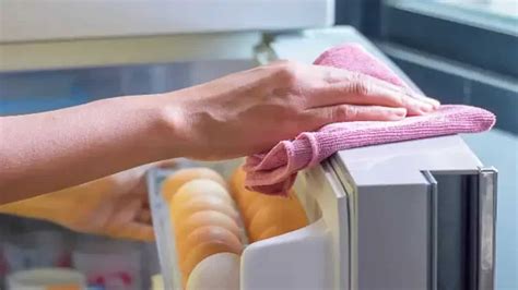 7 Quick And Handy Tips While Cleaning Your Refrigerator