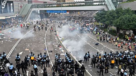 Hong Kong protest: Police fire tear gas as extradition clash escalates