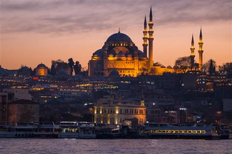 Istanbul at Night, from across the Golden Horn. [2000x1333][OC] : r/CityPorn