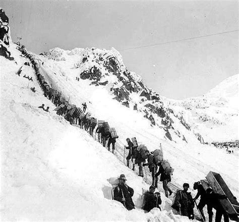 Amazing Photographs of Prospectors Carrying Supplies Ascending the Chilkoot Pass During the ...