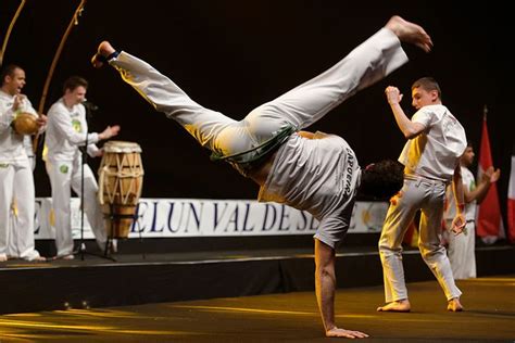 File:Capoeira show Master de fleuret 2013 t221422.jpg - Wikimedia Commons | Capoeira, Brazilian ...