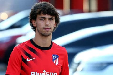 João Félix surpreendido por dois mini-fãs no Algarve