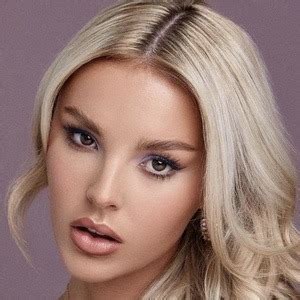 Betsy-Blue English - Bio, Facts, Family | Famous Birthdays