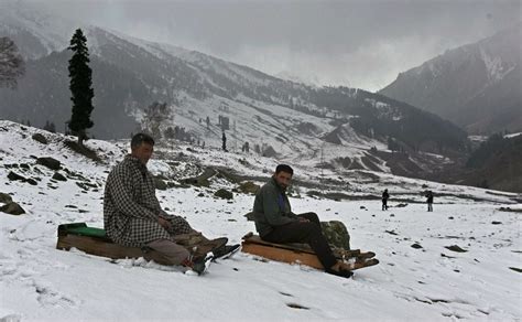 Jammu and Kashmir receives season's first snowfall; mercury dips to minus 3 celsius - Photos ...