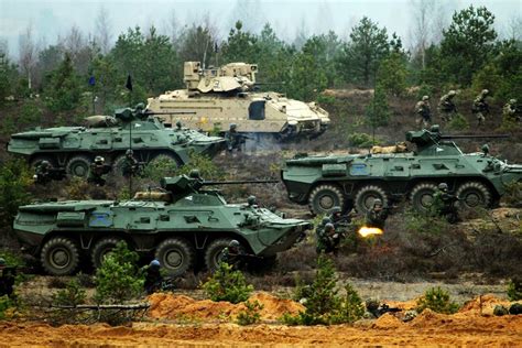 WARFARE Blog: FOTO: BTR-80A e M2 Bradley na Lituânia