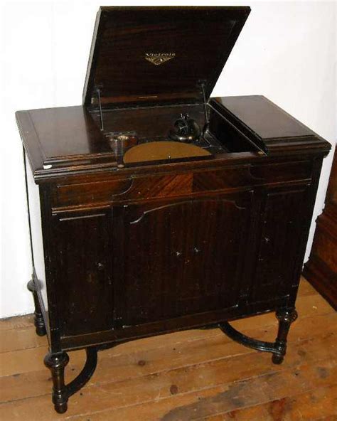 Phonograph; RCA Victor, Victrola, Orthophonic, Model Ve4-40x, Mahogany Cabinet, Records.