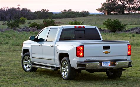 2014 Chevrolet Silverado 1500 Rear 207086 Photo 9 - trucktrend.com