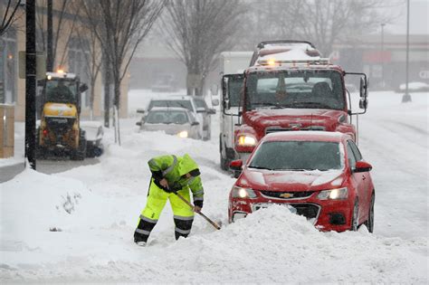 Winter Storm Brings Heavy Snow to the Midwest, Disrupting Travel - The New York Times