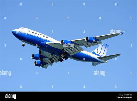 United Airlines Boeing 747-400 in landing configuration Stock Photo - Alamy