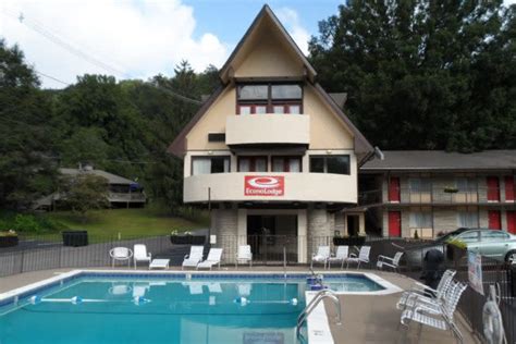 Econo Lodge Inn & Suites on the River | Gatlinburg, TN 37738