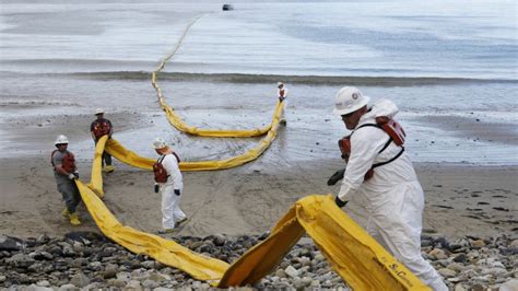 Weather slows California coastline oil spill cleanup efforts | CTV News