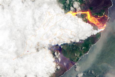 30 Billion Gallons of Hawaiian Lava, as Seen From the Ground and Space ...