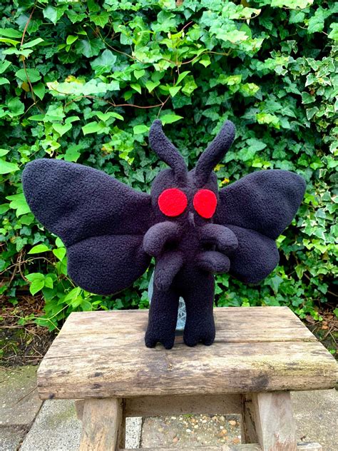 Mothman Plushie Cryptid Hecho a mano - Etsy España