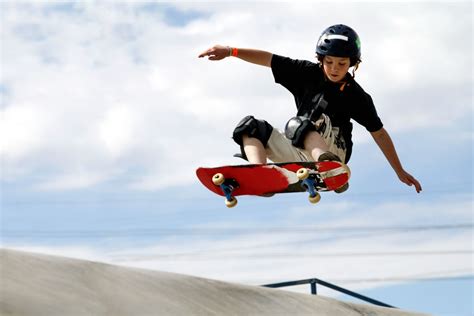 Skateboarding | Kids skateboarding, Beginner skateboard, Cool skateboards