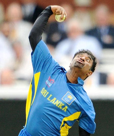 Muralitharan is throwing the ball, says Richardson - Rediff Cricket