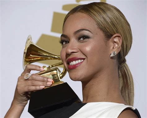 Beyonce poses with her award for best R performance for "Love on Top." (Photo: Paul Buck / EPA ...