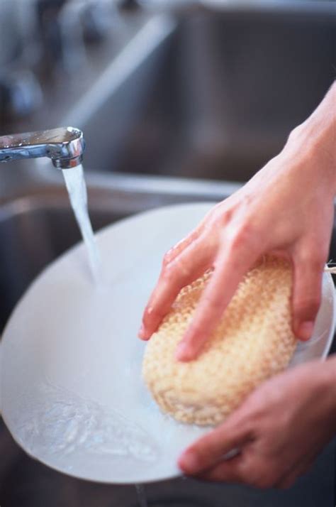 Mistakes With Dishware and Glasses - What Causes Plates to Crack and Chip