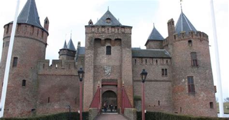 Front View of Muiderslot Castle | Castles and Palaces Around the World ...