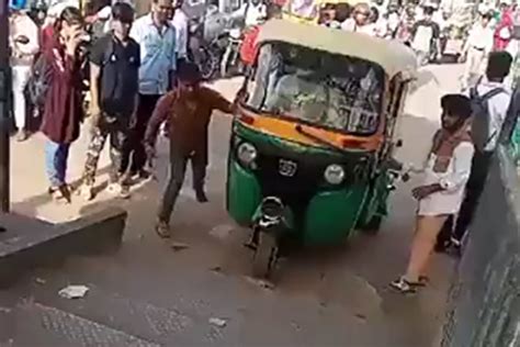 VIDEO: Auto rickshaw driver rides on footbridge to avoid traffic in India, arrested - GulfToday